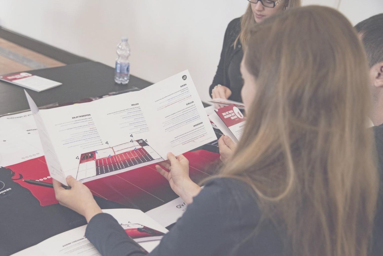 Equipo de analistas trabajando en proyecto colaborativo de finanzas
